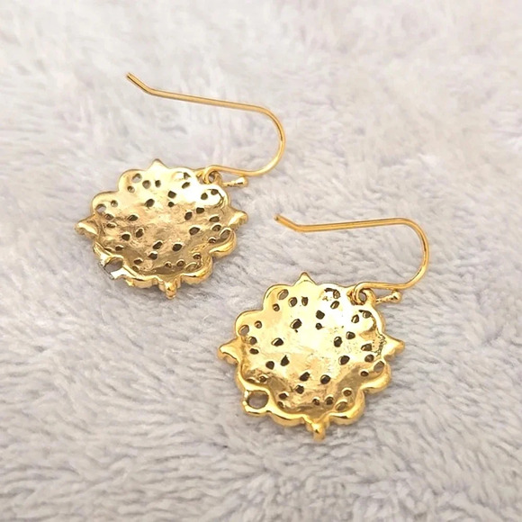 #396 Gold tone earring - Picture 3 of 3